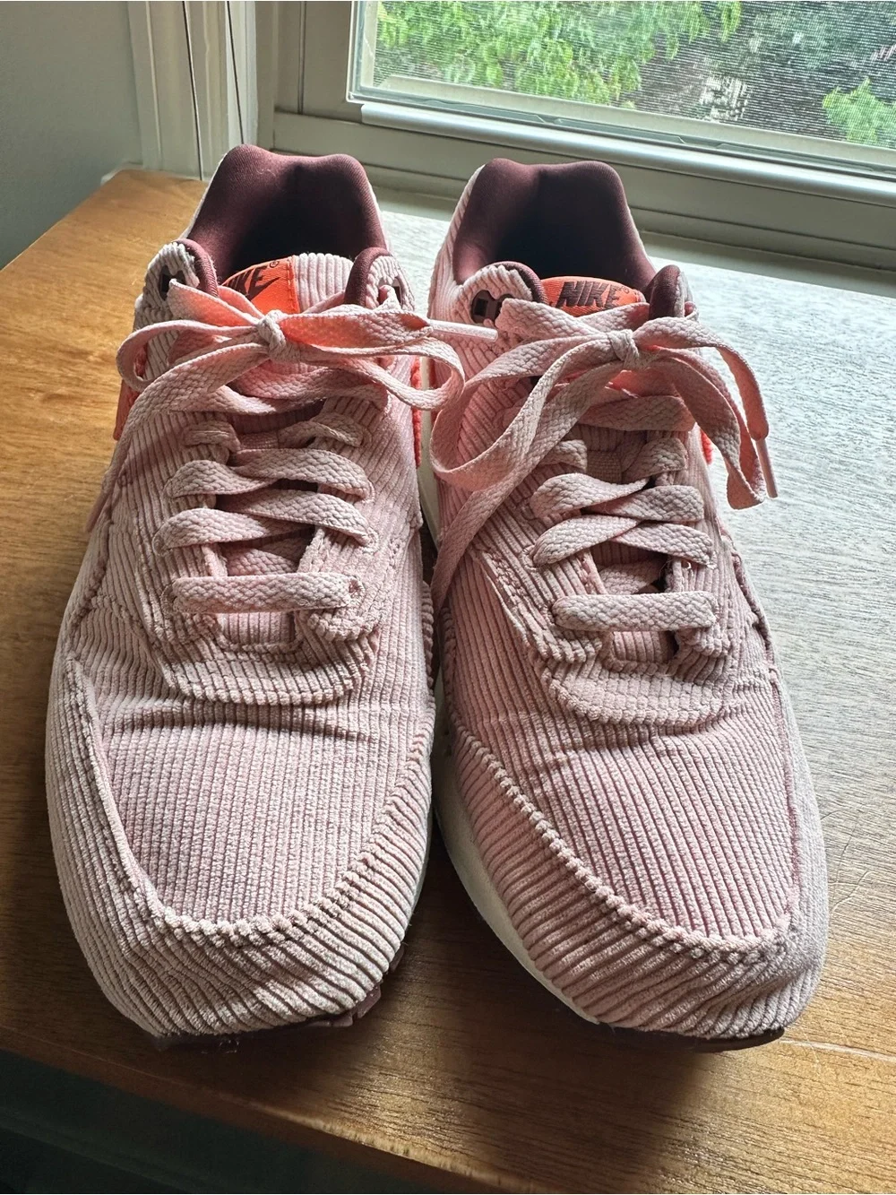 Nike men’s 7/women’s 8.5 Pink Corduroy Air Max with Coral Swoosh Accent EUC